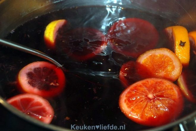 Zelfgemaakte Glühwein of Bisschopswijn