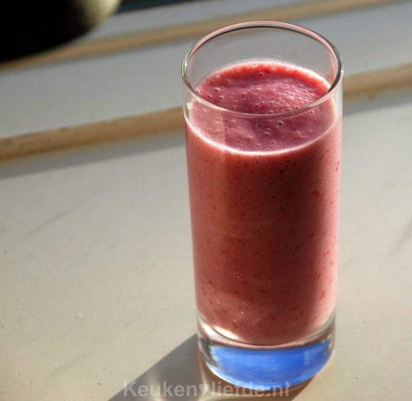 Ontbijtsmoothie met banaan, frambozen en sinaasappel