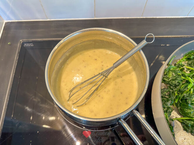 Saus op smaak brengen. 
