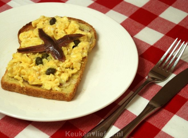 Toast met roerei en ansjovis