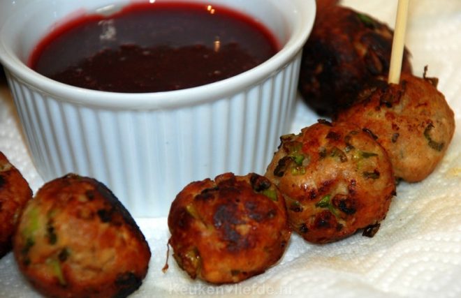 Lekker hapje – Kipballetjes met pruimensaus