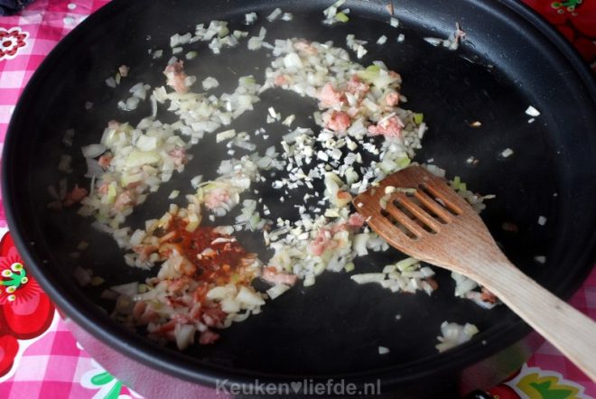 Bak de bacon, ui, knoflook en sambal