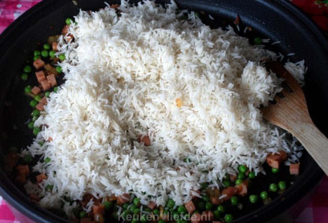Bak de rijst, doperwten en ham mee