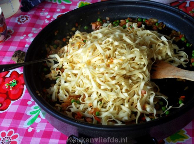 Voeg doperwten, ham en mie toe