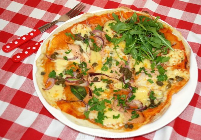 Pizza salmone met rode ui en kappertjes