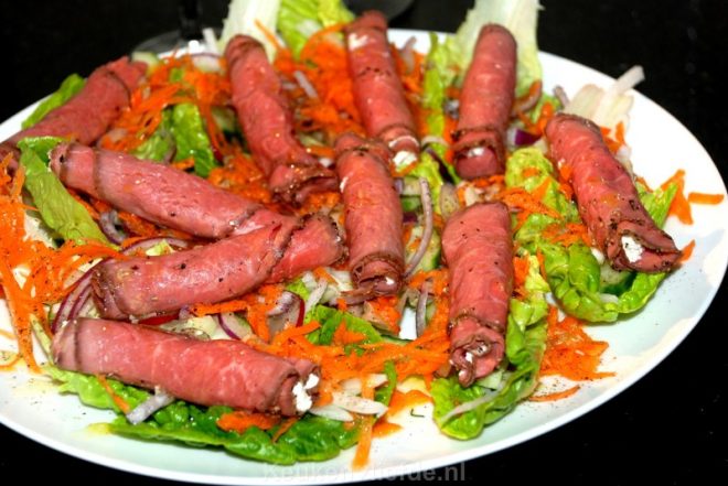 Rosbiefsalade met boursin, rettich en radijs