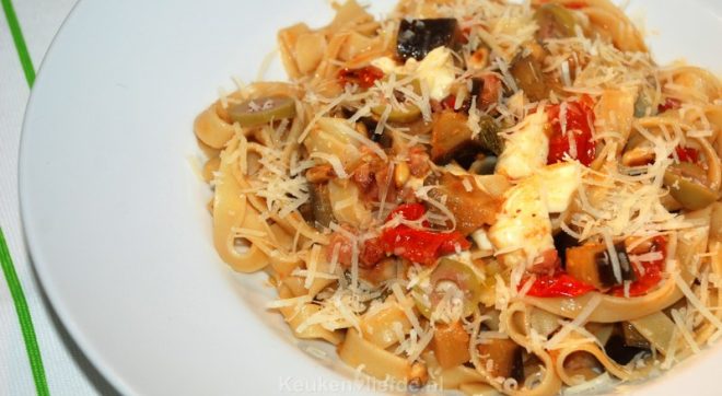Tagliatelle met tomaten-auberginesaus