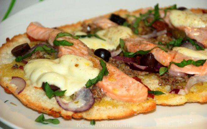 Focaccia met zalm en mozzarella