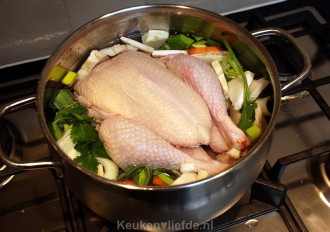 Zelfgemaakte kippenbouillon
