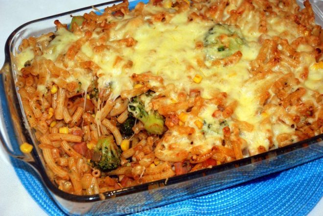 Pasta-ovenschotel met broccoli, ham en mais