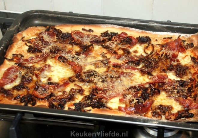 Gekarameliseerde uien en Prosciutto pizza
