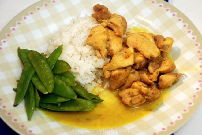 Ajam kare (kip in kokossaus)