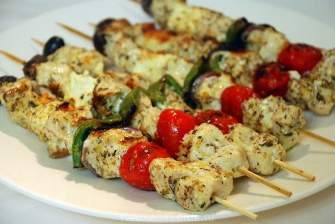 Griekse kipspiesjes met feta en paprika