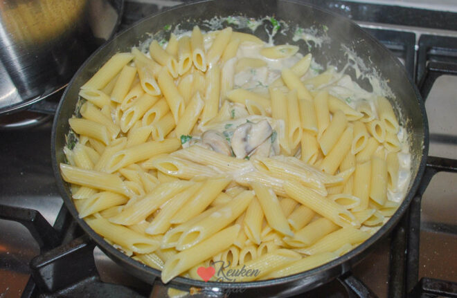 Pasta en saus mengen