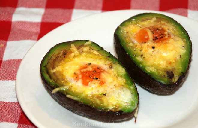 Met ei gevulde avocado