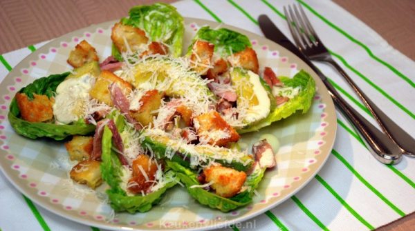 Salade met beenham, avocado en knoflookcroutons