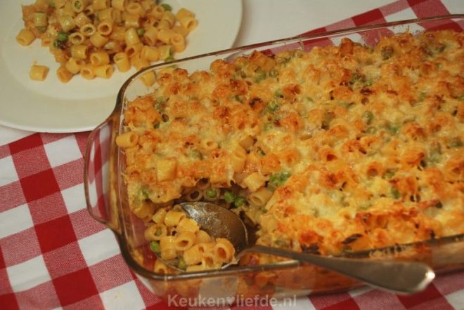 Pasta ovenschotel met doperwten en spekjes