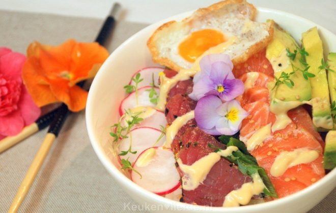 Sashimi bowl met viooltjes
