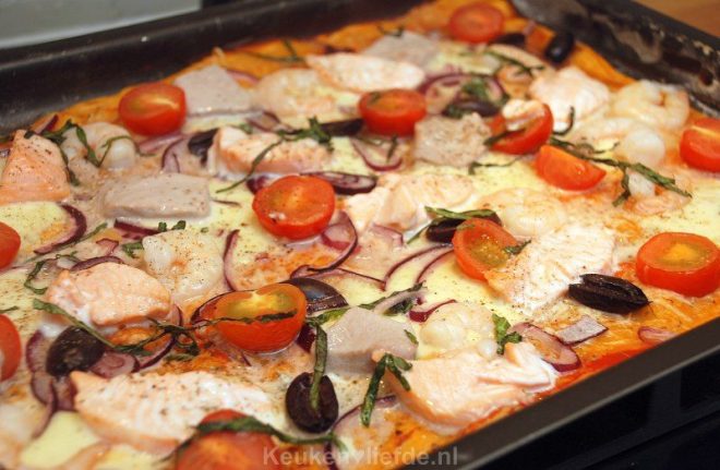 Rijkelijk belegde vispizza