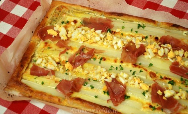 Aspergetaart met brie en prosciutto