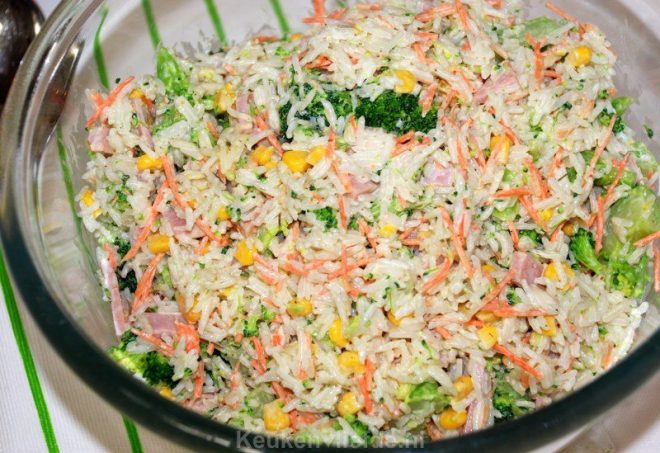 Rijstsalade met broccoli, ham en mais