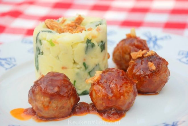 Ketjap gehaktballetjes in zoetzure saus