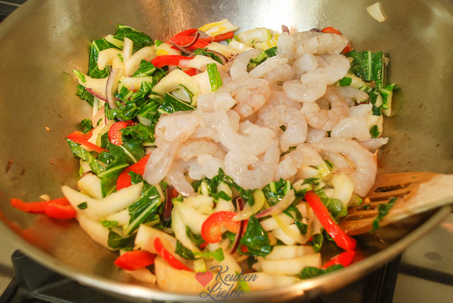 Woknoedels met paksoi en garnalen