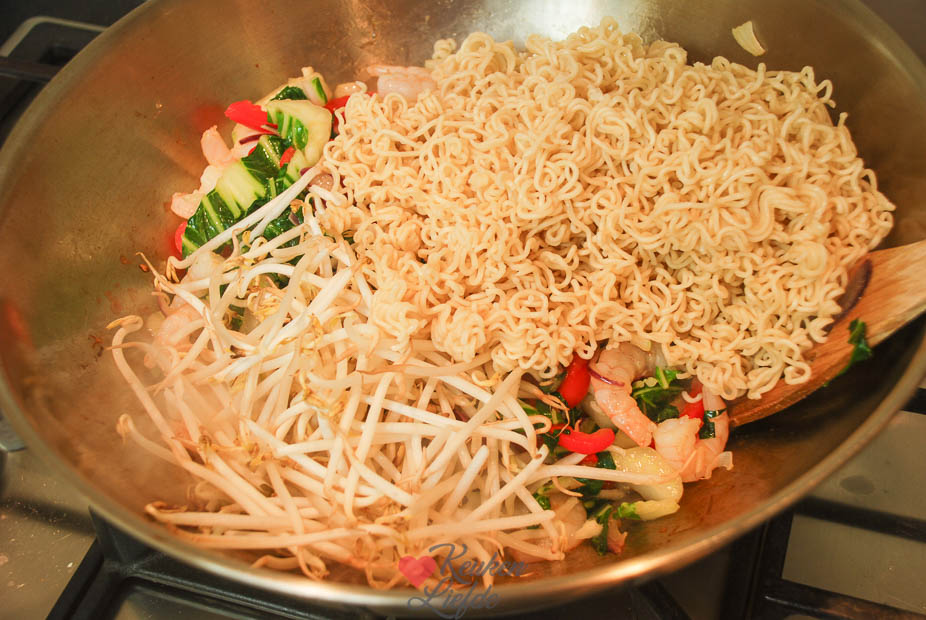 Woknoedels met paksoi en garnalen