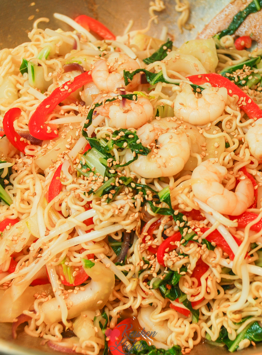 Woknoedels met paksoi en garnalen Woknoedels met paksoi en garnalen