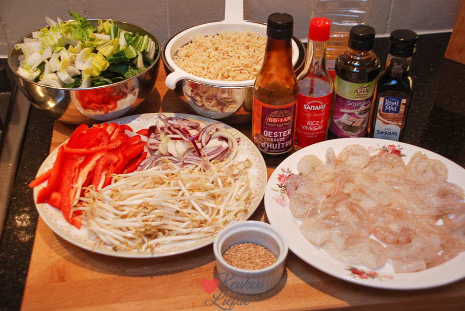 Woknoedels met paksoi en garnalen