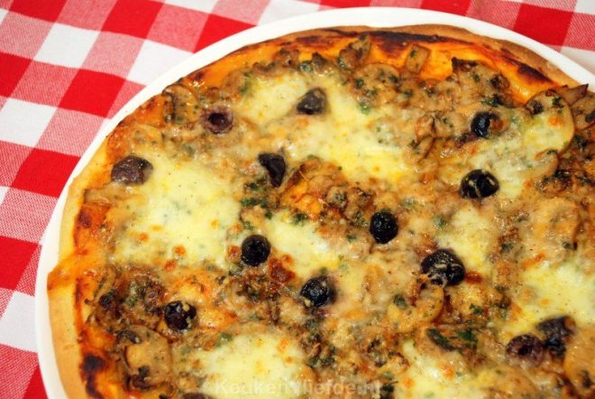 Pizza di funghi e olivo – pizza met champignons en olijven