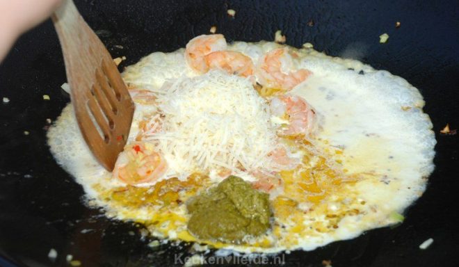 Pasta met garnalen in pesto-roomsaus