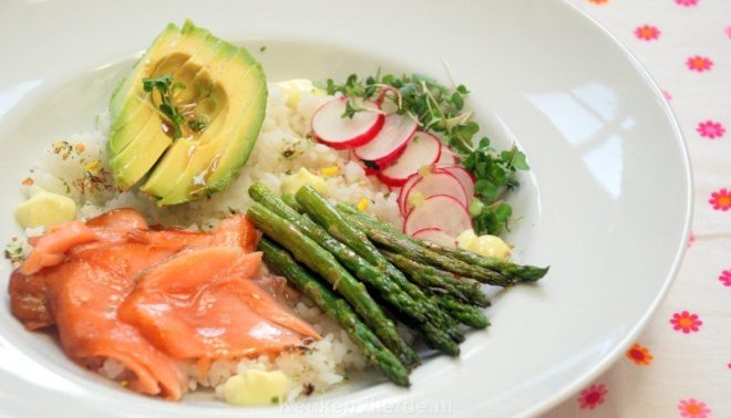 Sushi bowl met groene asperges