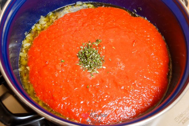 Voeg de geroosterde tomaten toe