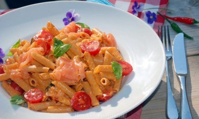 Penne met zalm in cognac-tomatenroomsaus