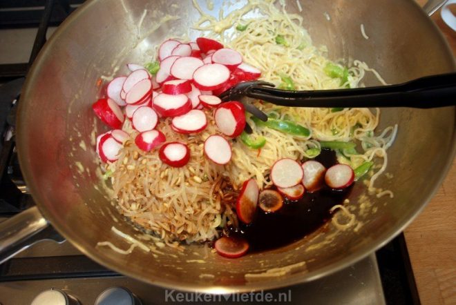 Voeg de overige groenten en woksaus toe
