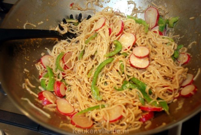 Noedels met paprika en radijs