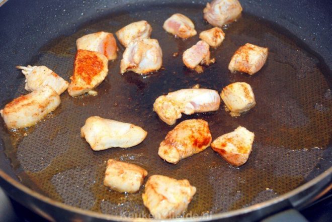 Bak de kip goudbruin