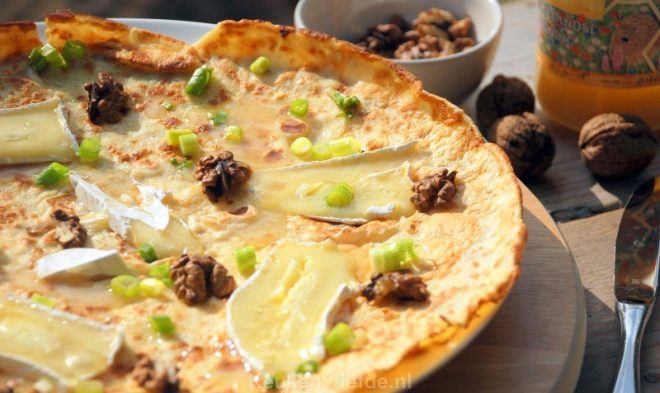 Pannenkoek met brie, walnoten en honing