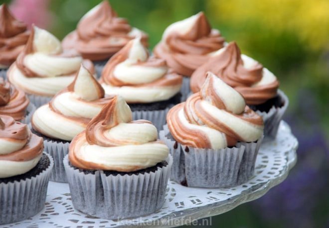Chocolade cupcakes met tweekleurenfrosting