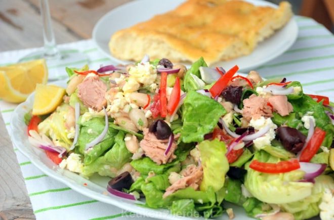 Salade met witte bonen en tonijn