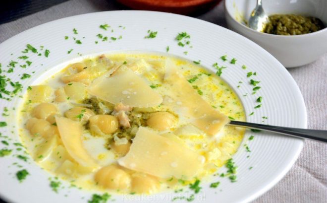 Aardappelsoep met pesto en parmezaan