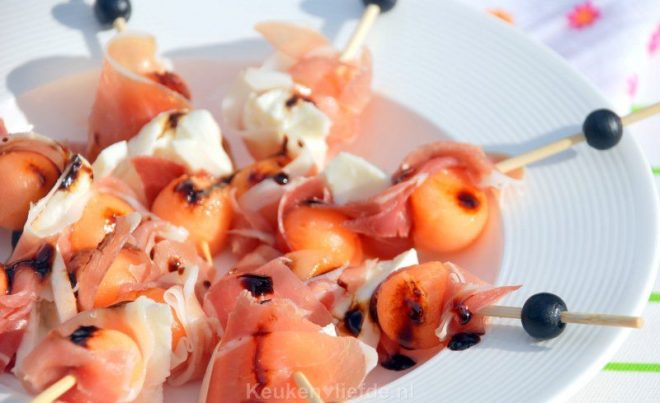 Meloen-prosciutto spiesjes met balsamicosiroop
