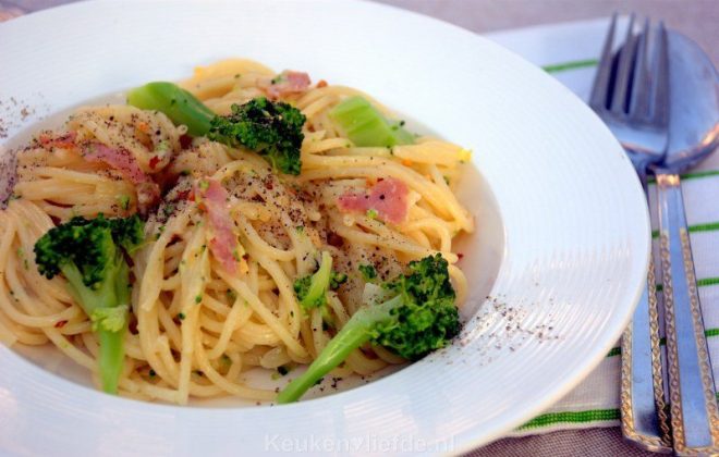 Spaghetti carbonara met broccoli en chili