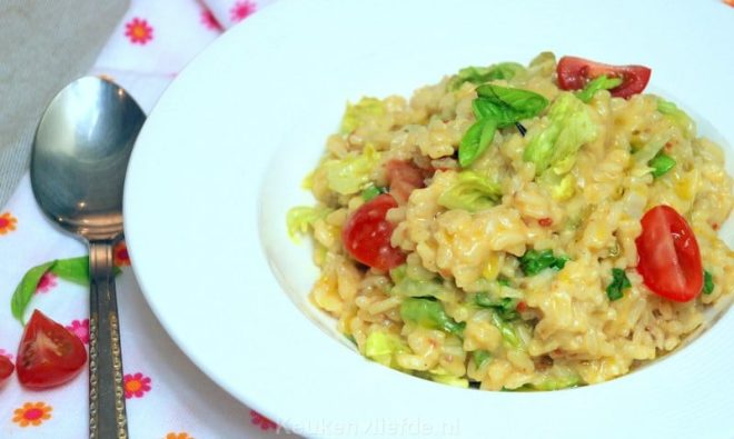 Risotto met zongedroogde tomaat en sla