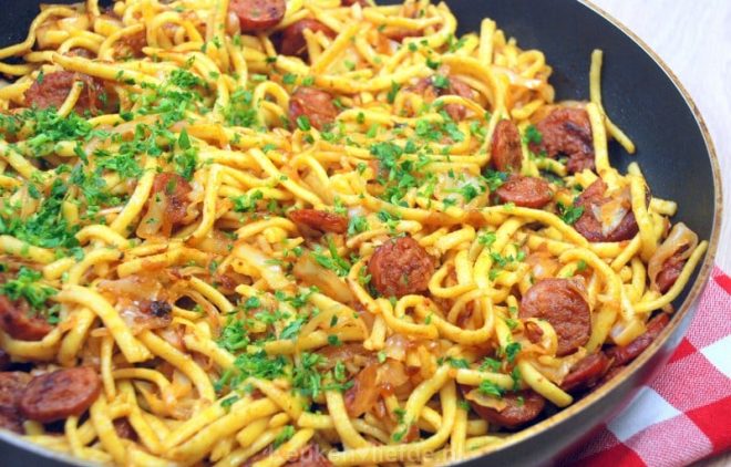 Roerbakschotel met spätzle en rookworst
