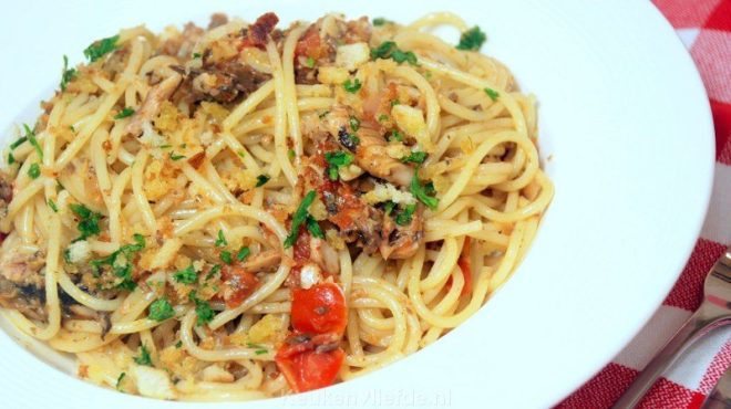 Spaghetti met sardines en peterselie-broodkruim