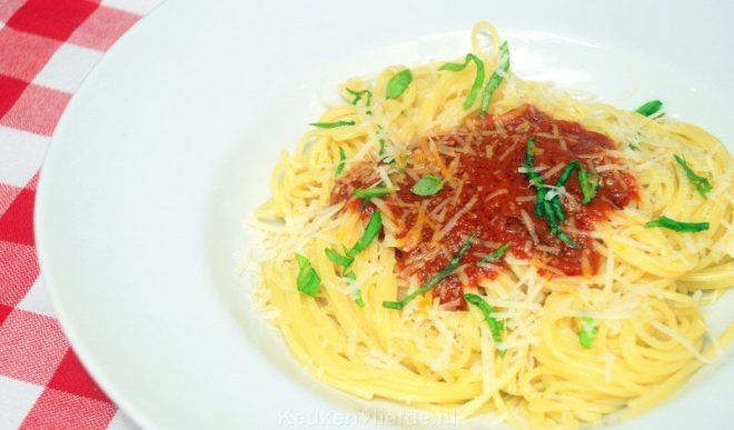 Spaghetti met tomatensaus, basilicum en Parmezaan