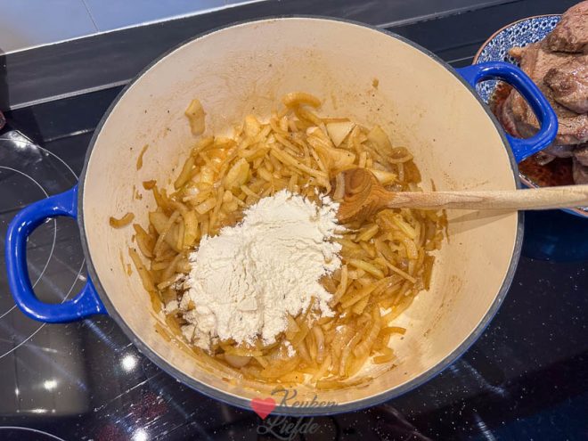 Bak de uien en bloem