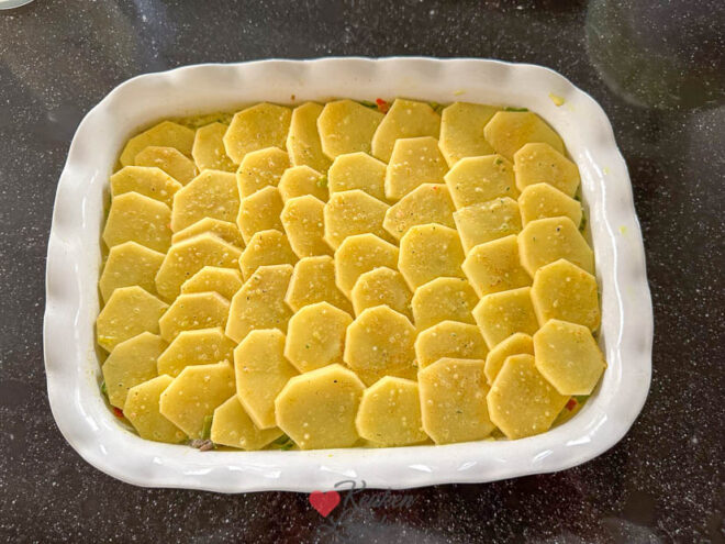 Dek af met de overige aardappelschijfjes en roomsaus